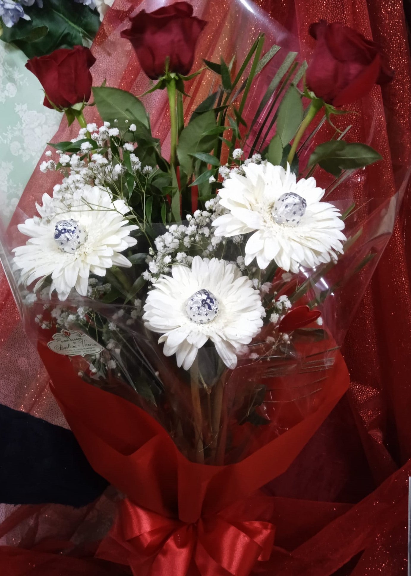 Mazzo 3 rose rosse e 3 gerbere con cioccolatini