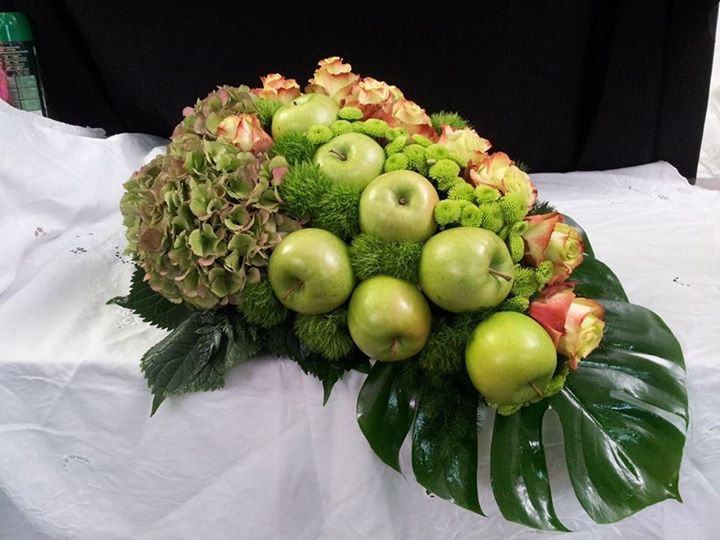composizioni regalo di frutta e fiori