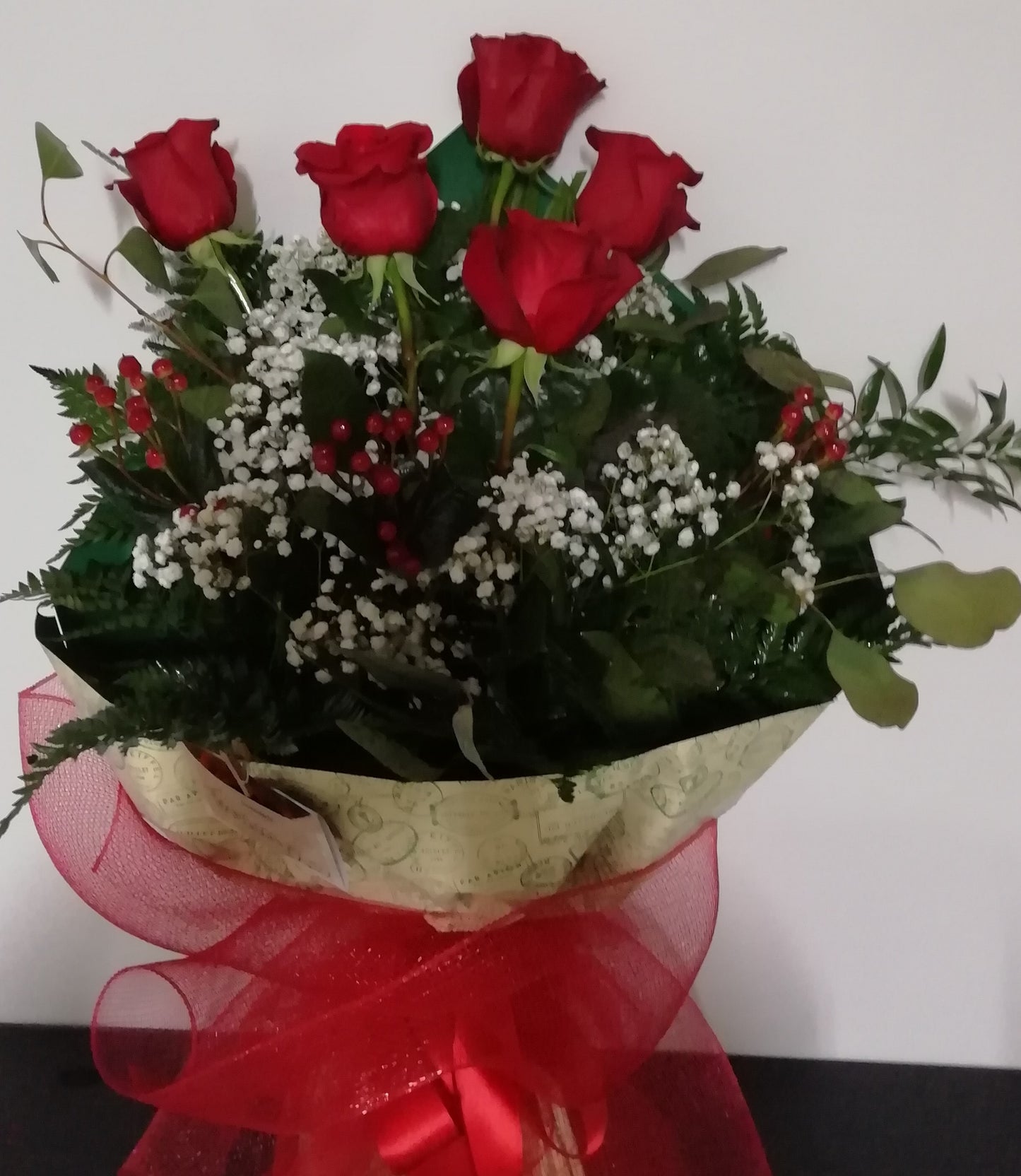 Cinque rose rosse gambo medio