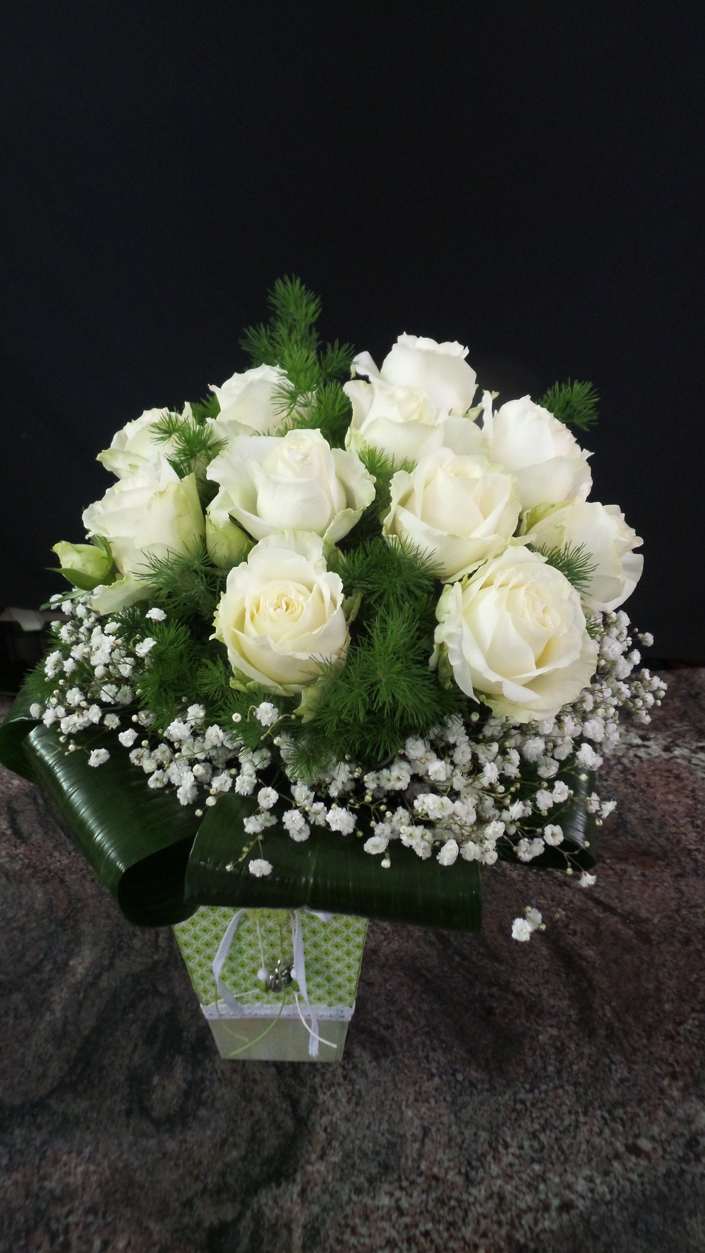 Bouquet compatto di rose bianche